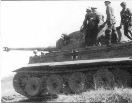Рейхсфюрер СС Генрих Гиммлер осматривает танк Тигр I Машина имеет - фото 209