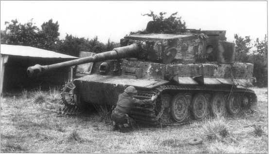 Тигры подбитые британскими войсками в Нормандии Тактические номера 223 - фото 220