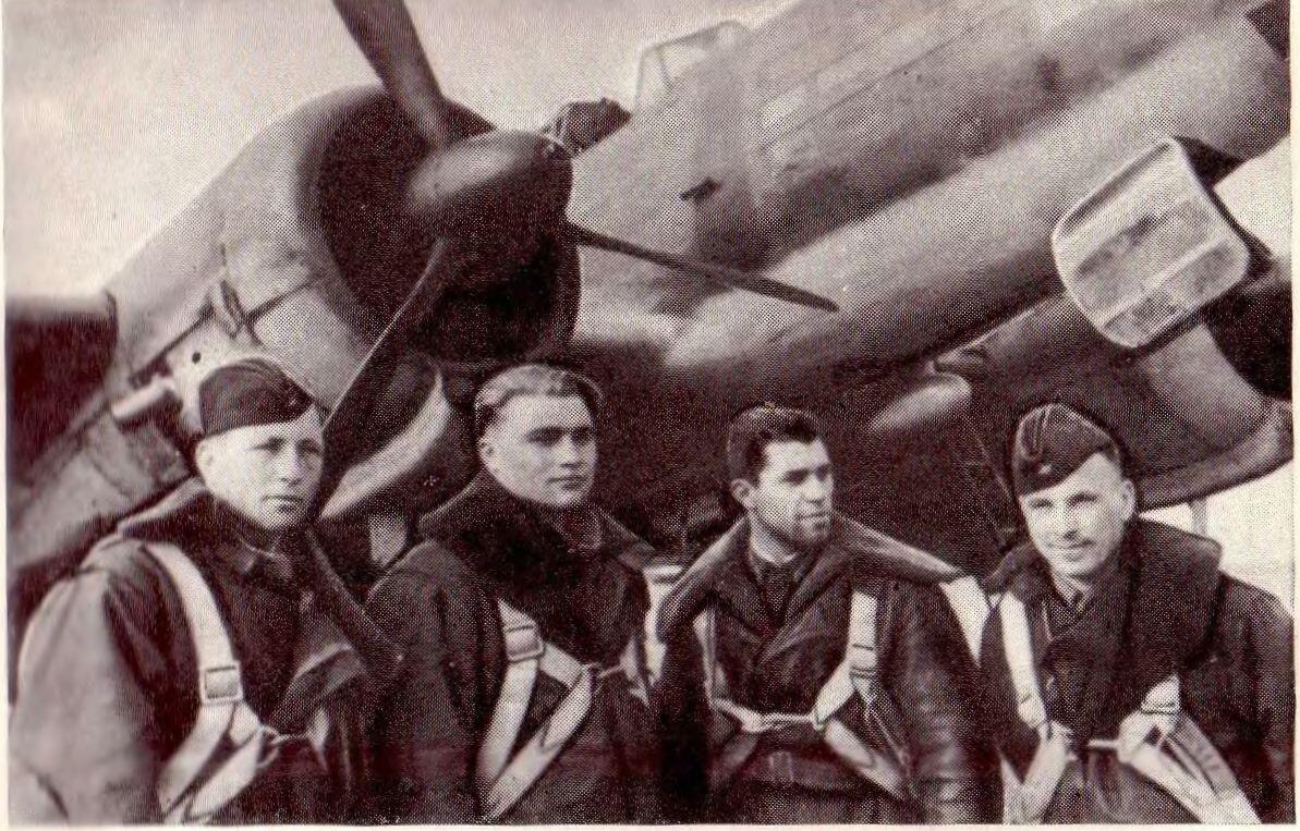 Летный экипаж после боевого вылета на Берлин Алексей Васильев Александр - фото 3