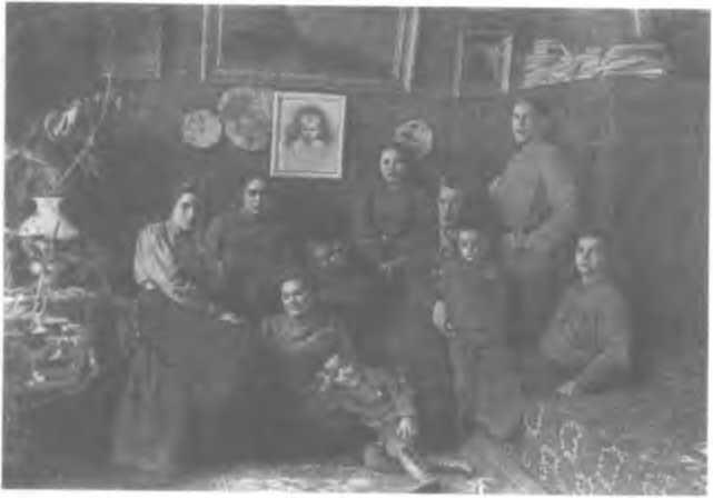Семья Эфрон слева Лиля и Анна на переднем плане Серёжа справа сидит - фото 13