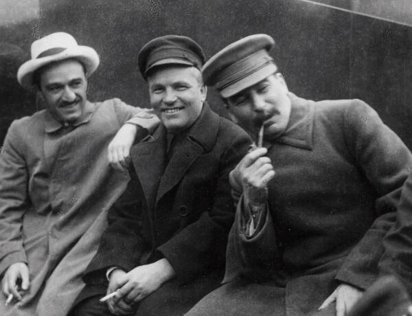Рис 1 Микоян Киров и Сталин в 1933 году Еще можно улыбаться публикуется - фото 1