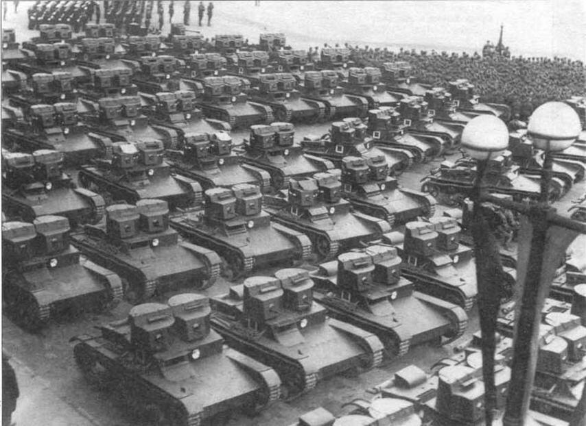 Двухбашенные танки Т26 перед парадом на ул Урицкого Ленинград 7 ноября 1933 - фото 1