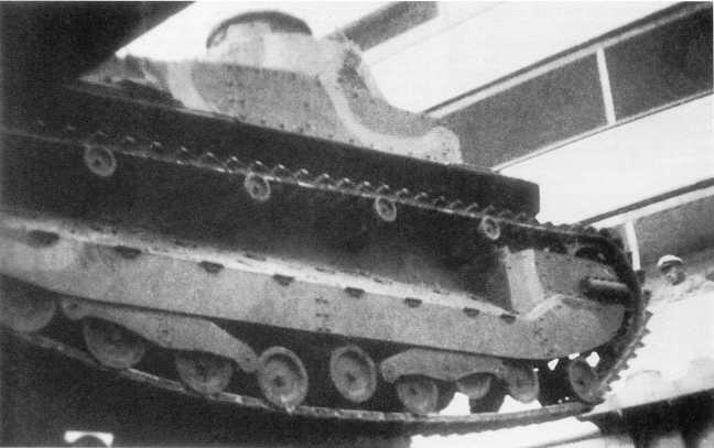 Разгрузка танков Тип 89 прибывших из Японии на укомплектование танковых частей - фото 14