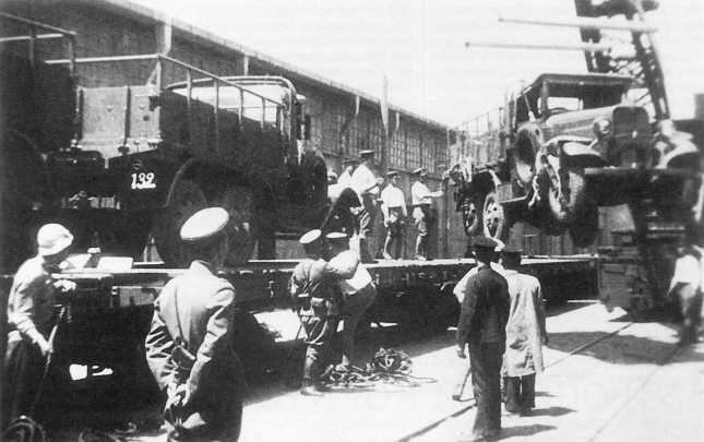 С железнодорожных платформ разгружают грузовики Тип 94 доставленные для частей - фото 15
