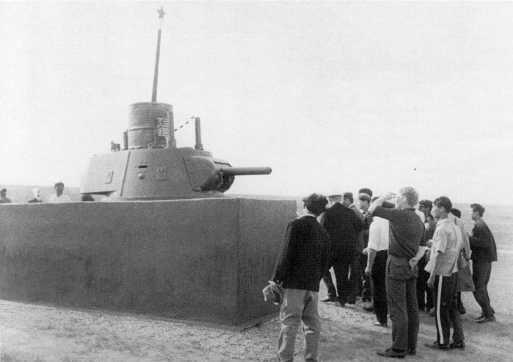 Башня танка БТ7 установленная в качестве памятника на могиле советских - фото 138