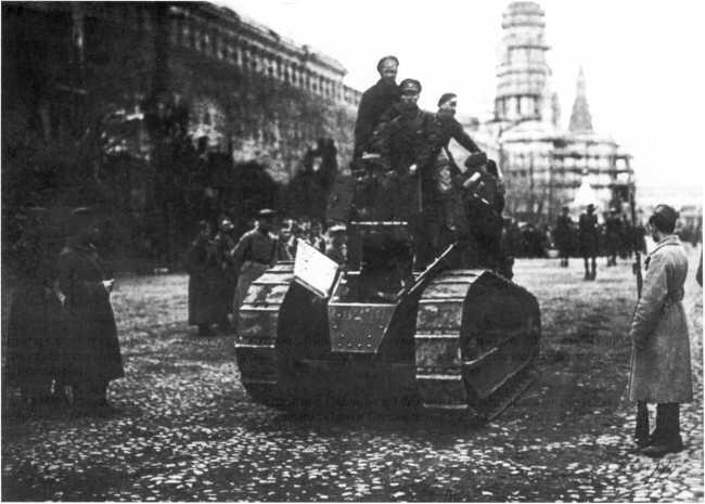 Первый танковый парад на Красной площади 1 мая 1919 года проходит один из - фото 4