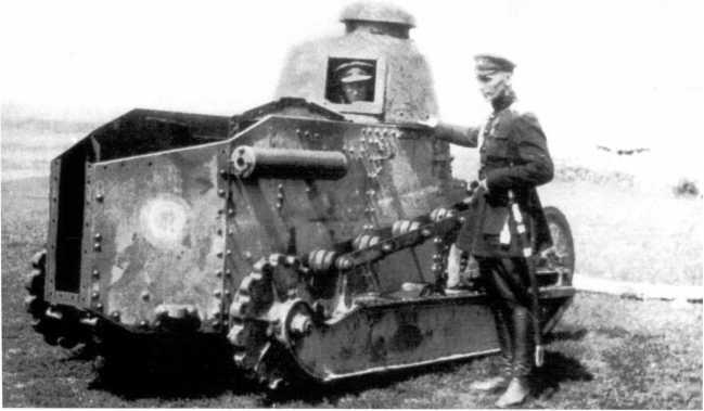 Офицер белой армии у танка Рено FT 1919 год Машина из состава броневого - фото 6