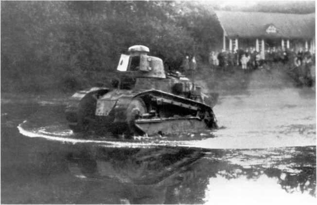 Танк Рено FT 1го танкового полка польской армии форсирует водную преграду - фото 18