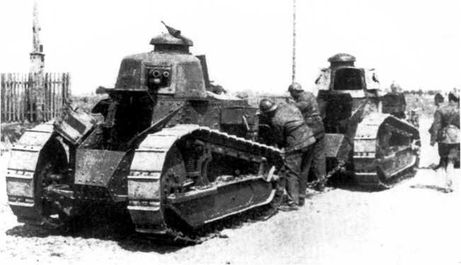 Неисправный Рено FT цепляют для буксировке к такой же машине 7й танковый - фото 19