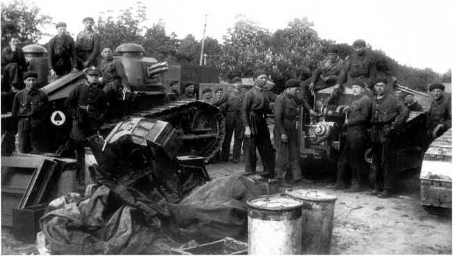Личный состав 1го танкового полка польской армии за обслуживанием боевых - фото 21