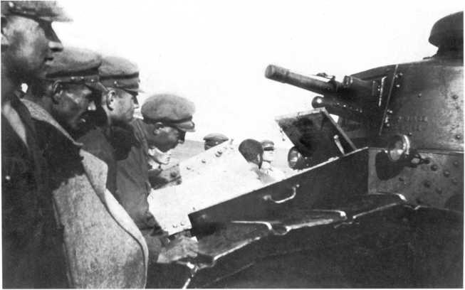 Красноармейцы знакомятся с устройством танка Рено FT 1927 год Машина имеет - фото 139