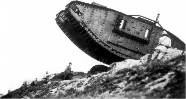 Маневры с участием танка МК V Рикардо Предположительно 1925 год На машине - фото 140