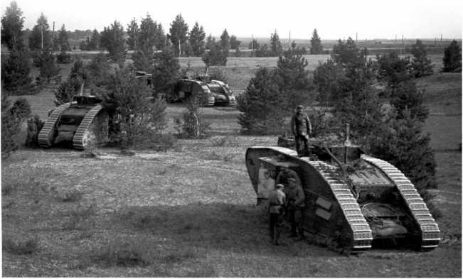 Танки MKV Рикардо отдельной эскадры танков на учениях 1923 год На фото - фото 143