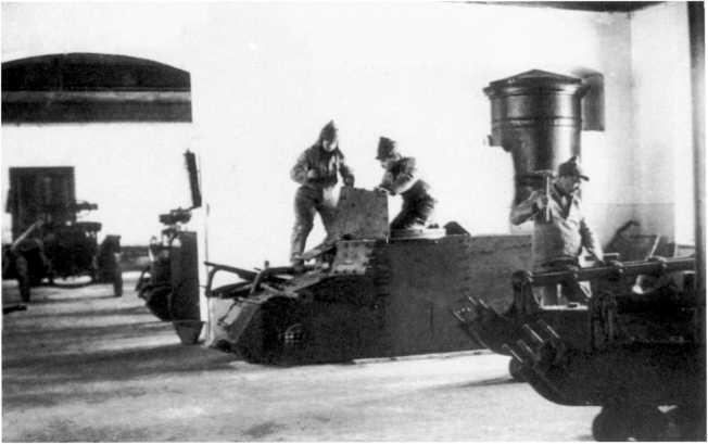 Ремонт танка Рено FT Начало 1920х годов Справа видна ходовая часть машины - фото 144