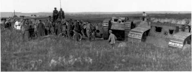 Подготовка к очередному этапу учений 1928 год Справа видны два танка MKV за - фото 148
