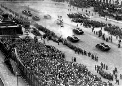 Колонна танков MKV Рикардо проходят по Красной площади 1 мая 1928 года До - фото 150