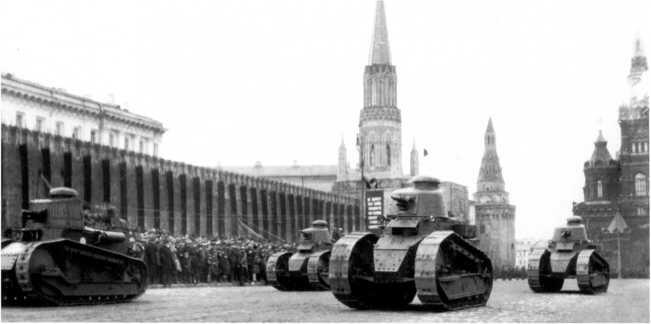 Рено FT проходят по Красной площади во время парада Москва 7 ноября 1930 - фото 151
