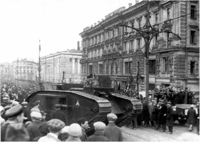 Танк MKV движется к Красной площади 7 ноября 1929 года АСКМ - фото 154