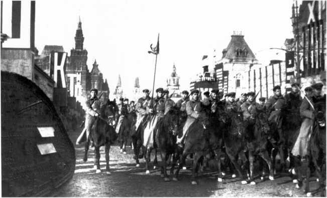 Войска уходят с Красной площади после прохождения на параде 7 ноября 1929 - фото 161