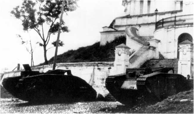 Два танка MKV установленные у Успенского собора в Смоленске 1941 год - фото 167
