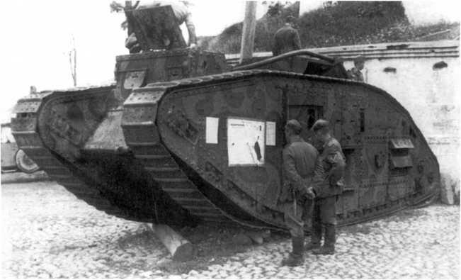 Два танка MKV установленные у Успенского собора в Смоленске 1941 год - фото 168