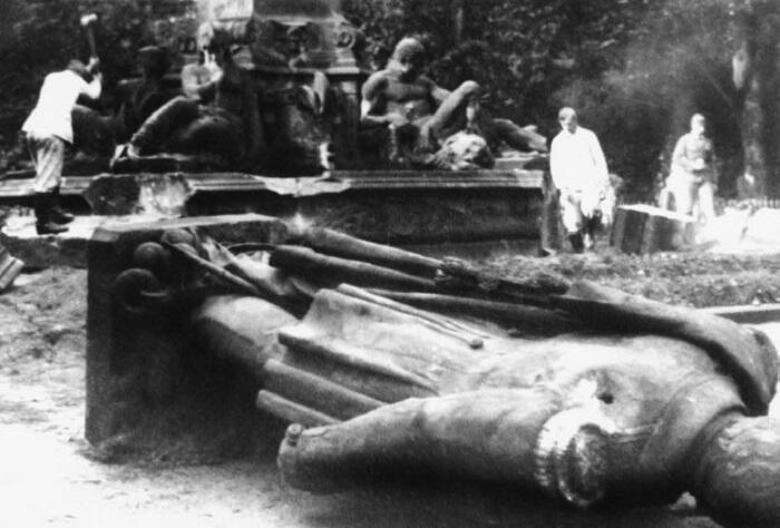Разрушение памятников генералам Раппу и Брюа в Кольмаре летом 1940 года Надо - фото 4