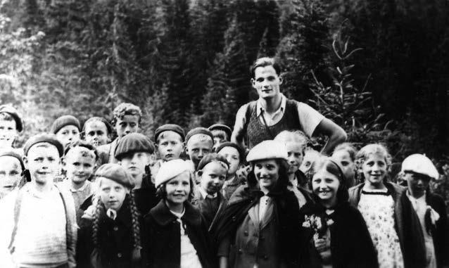 Шарль Митчи с учениками 1937 год На военном обучении в КлермонФерране - фото 5