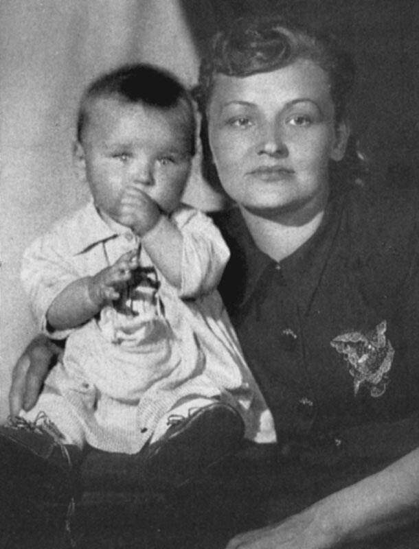 Олег Туманов со своей тетей Москва 1945 г Отец Александр Васильевич - фото 1