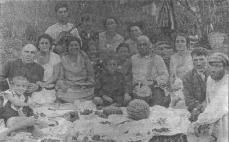 Маевка в окрестностях Тифлиса Тарист Павлэ с семьей и близкими Сидят в центре - фото 27