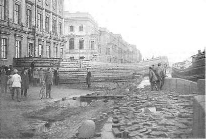 Дворцовая набережная после наводнения 1924 года Наводнение причинило огромный - фото 6
