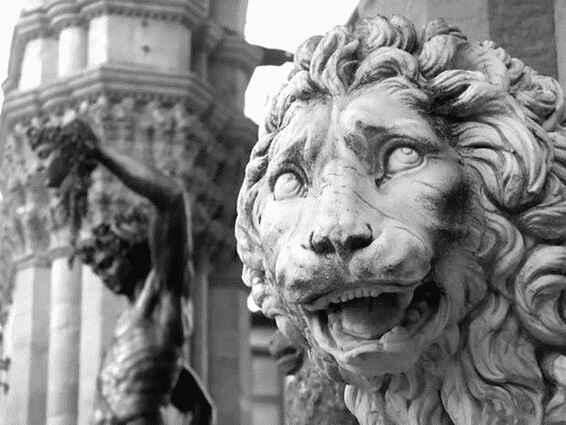 О римском прошлом города свидетельствует обилие каменных львов в виде уличной - фото 3