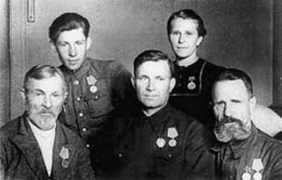 Группа партизан в первом ряду слева направо В Талаш герой Советского - фото 10