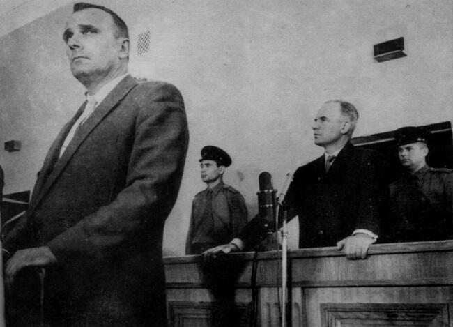 Олег Пеньковский на втором плане во время судебного процесса Примечания 1 - фото 35