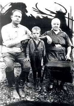 М С Горбачёв с дедом Пантелеем и бабушкой Василисой 1936 г Мальчика назвали - фото 2
