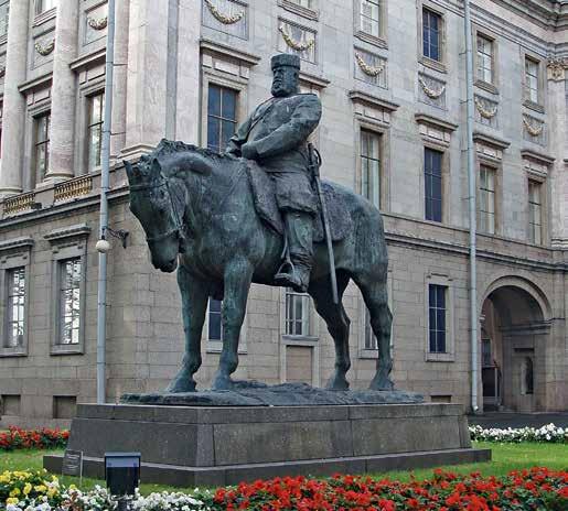 Памятник императору Александру III у Мраморного дворца в Санкт Петербурге - фото 2