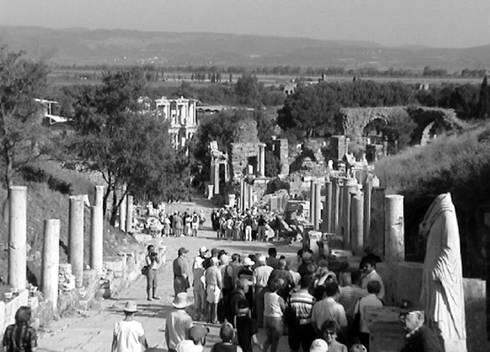 Сегодня в Эфесе попрежнему многолюдно Город античный изолирован от - фото 1