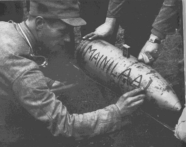 Финские артиллеристы надписывают на снаряде название деревни где началась - фото 6