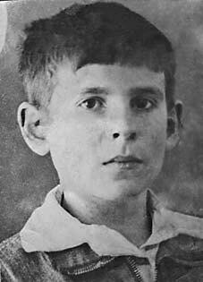 На фотографии Вилен Володя Ему 16 лет Сам себя сфотографировал в 1940 году - фото 8