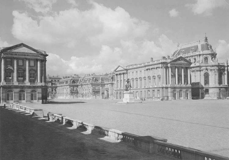 Королевский двор в Версале Когда в 1624 году Людовик XIII торжественно въехал - фото 2