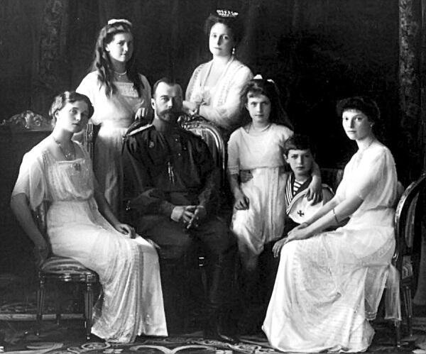 Семья Николая II Слева направо Ольга Мария Николай Александра Анастасия - фото 1