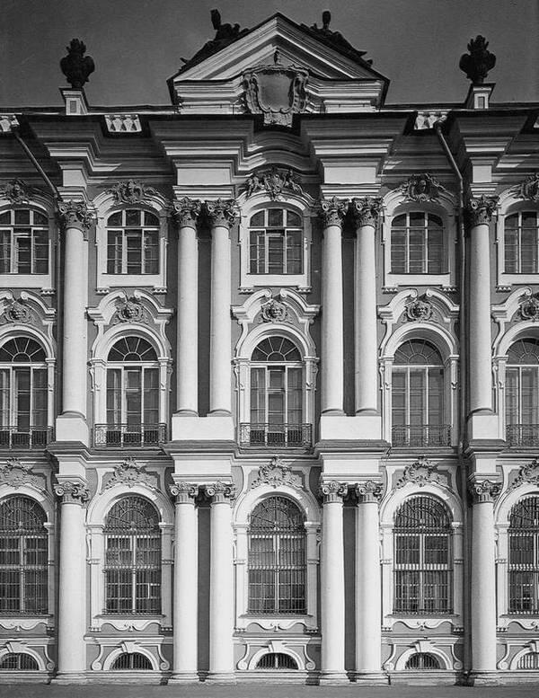 Часть фасада Зимнего дворца Самую привлекательную особенность Эрмитажа - фото 2