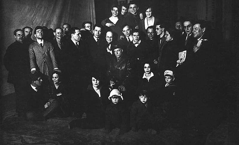 С труппой театра 1926 С Костей и НАРайхом в Горенках Конец 1930х - фото 20