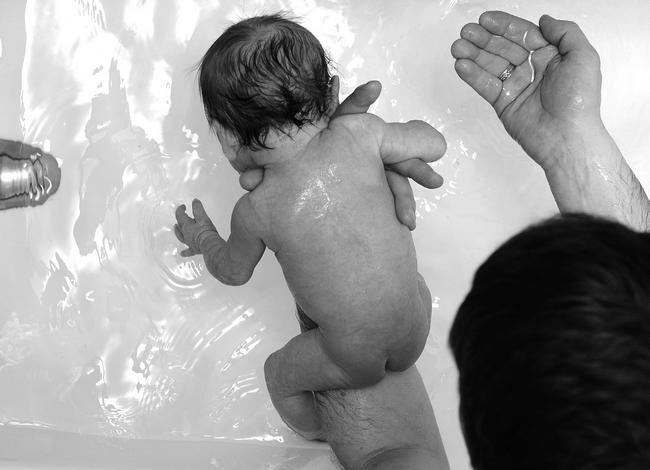 Фото 23 г Голову ребенка придерживают левой рукой при этом тельце лежит на - фото 43