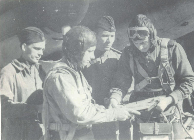 На переднем плане слева летчик Ю В Моргунов справа штурман Ю М - фото 2