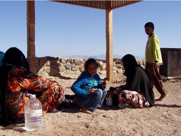 Женщины с детьми подрабатывают тем что предлагают туристам чай и украшения На - фото 10