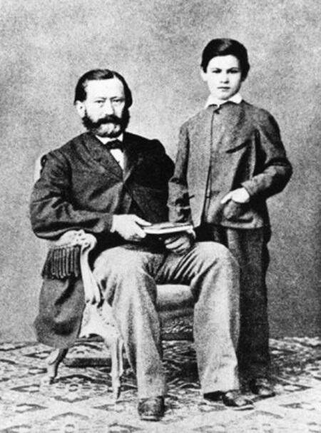 Сигизмунд Фрейд с отцом Якобом Так писал З Фрейд И он был одним из наиболее - фото 5