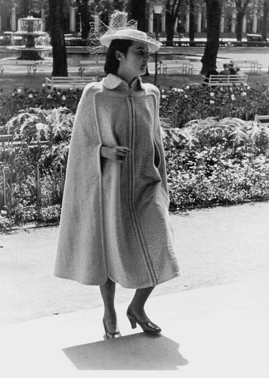 Женское пальто в котором использован принцип пончо 1938 год - фото 64