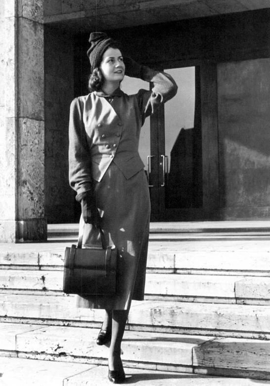 Деловой костюм из шерстяной ткани Девушка стоит на ступенях здания ИГФарбен - фото 72