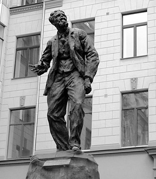 Памятник В В Воровскому в Москве В день убийства Воровского начальник - фото 16