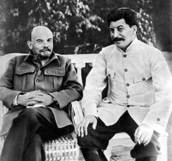 В И Ленин и И В Сталин в Горках Но в партии большевиков была и немалая - фото 21